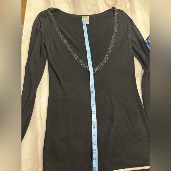 Women’s Sweater - Picture 2 of 4